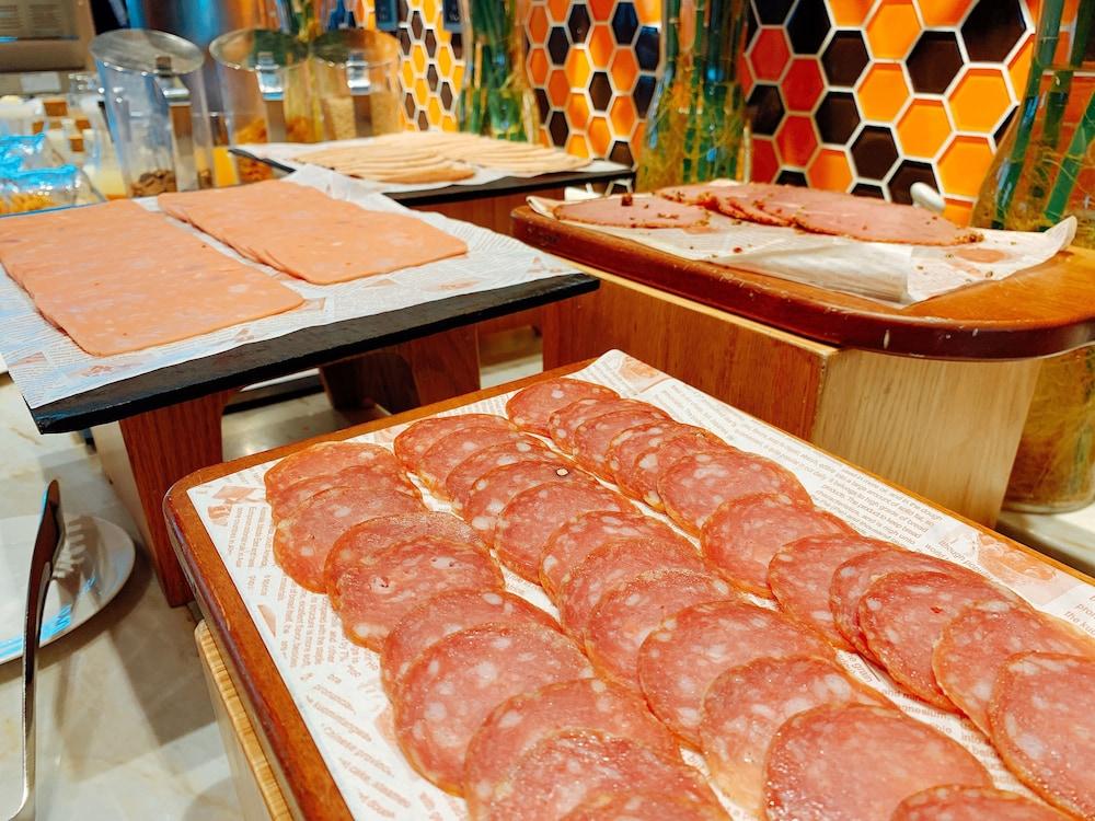 上海新虹桥国家会展中心灿辉希尔顿花园酒店 酒店 上海